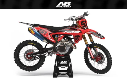 Moto de motocross personalizada con vinilos adhesivos de Abused Graphics, diseñada para destacar en cada carrera