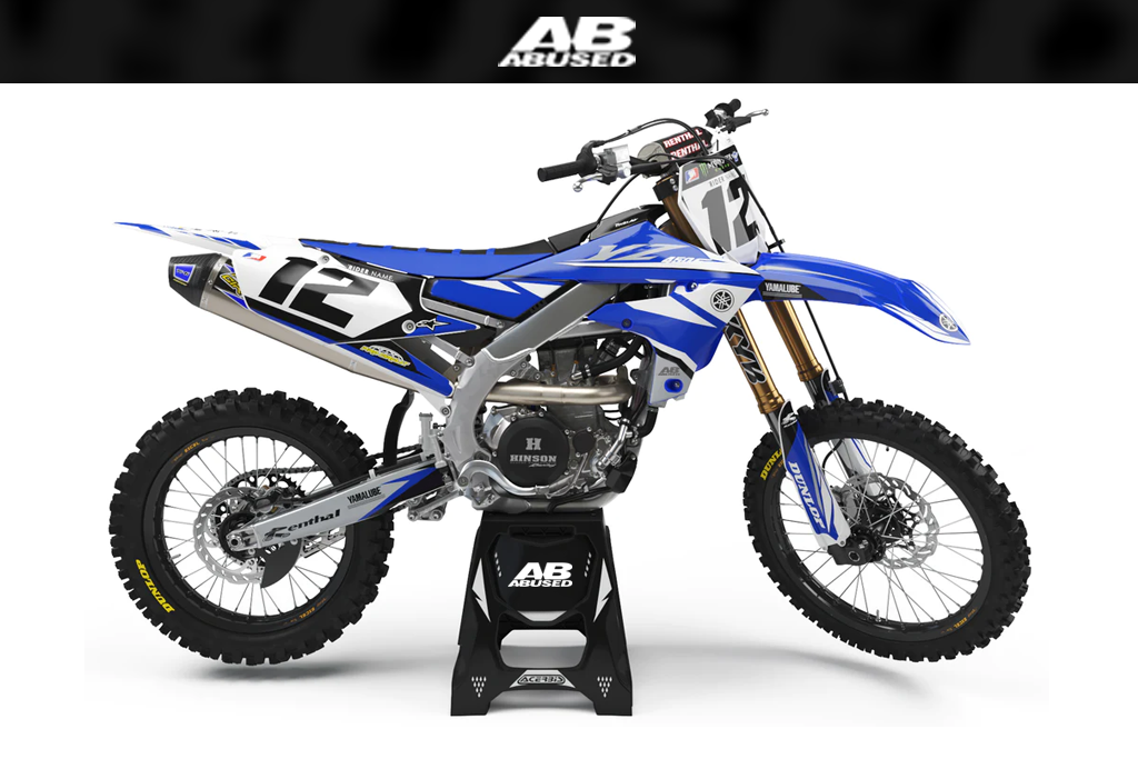 Moto de motocross personalizada con vinilos adhesivos de Abused Graphics, diseñada para destacar en cada carrera