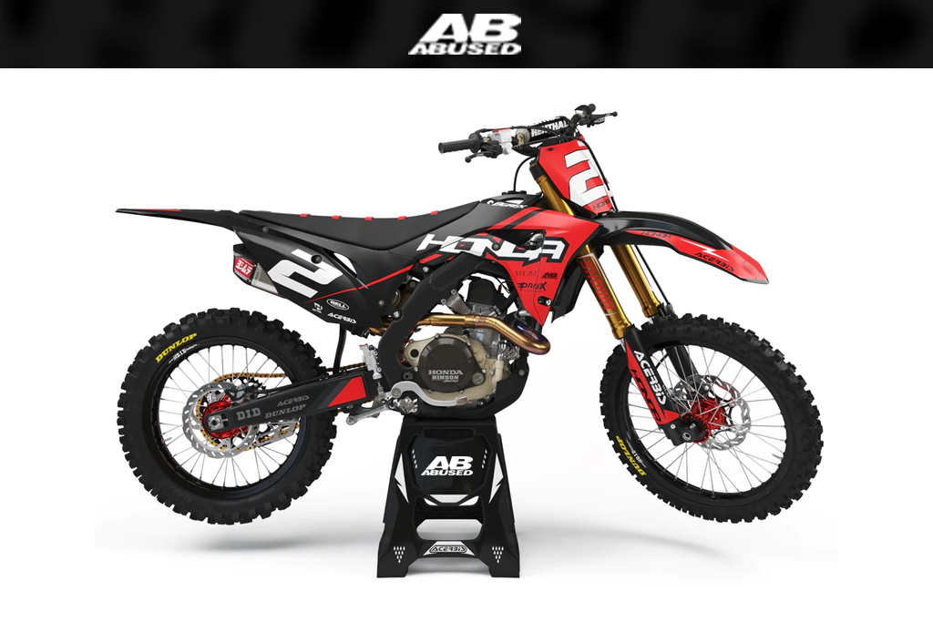 Moto de motocross personalizada con vinilos adhesivos de Abused Graphics, diseñada para destacar en cada carrera