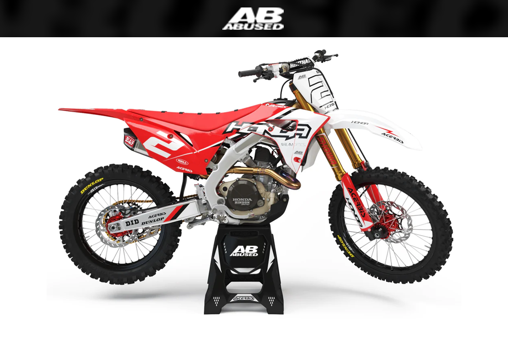 Moto de motocross personalizada con vinilos adhesivos de Abused Graphics, diseñada para destacar en cada carrera