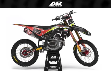 Moto de motocross personalizada con vinilos adhesivos de Abused Graphics, diseñada para destacar en cada carrera