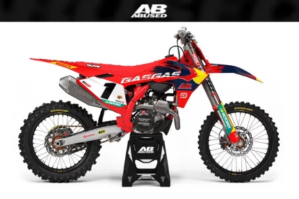 Moto de motocross en acción en un circuito lleno de adrenalina. Personaliza tu moto y casco con vinilos y pegatinas diseñados especialmente para ti. #motocross #personalización #viniloadhesivo #pegatinasmoto