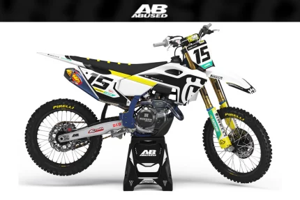 Moto de motocross en acción en un circuito lleno de adrenalina. Personaliza tu moto y casco con vinilos y pegatinas diseñados especialmente para ti. #motocross #personalización #viniloadhesivo #pegatinasmoto