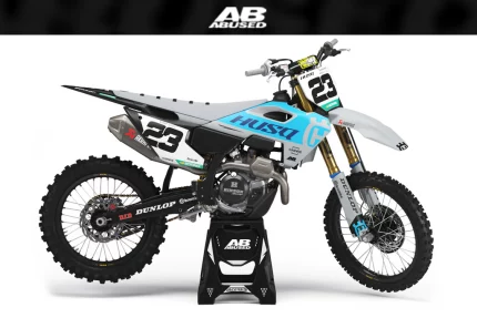 Moto de motocross en acción en un circuito lleno de adrenalina. Personaliza tu moto y casco con vinilos y pegatinas diseñados especialmente para ti. #motocross #personalización #viniloadhesivo #pegatinasmoto