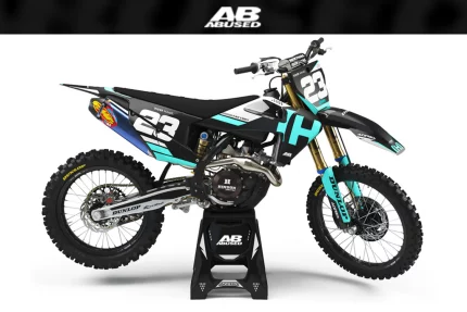 Moto de motocross en acción en un circuito lleno de adrenalina. Personaliza tu moto y casco con vinilos y pegatinas diseñados especialmente para ti. #motocross #personalización #viniloadhesivo #pegatinasmoto