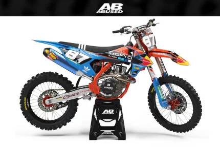 Moto de motocross en acción en un circuito lleno de adrenalina. Personaliza tu moto y casco con vinilos y pegatinas diseñados especialmente para ti. #motocross #personalización #viniloadhesivo #pegatinasmoto